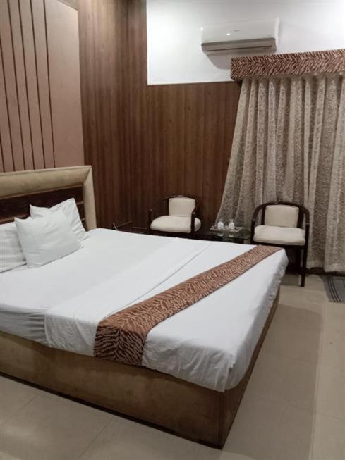 Helen One Hotel Lahore Exterior foto